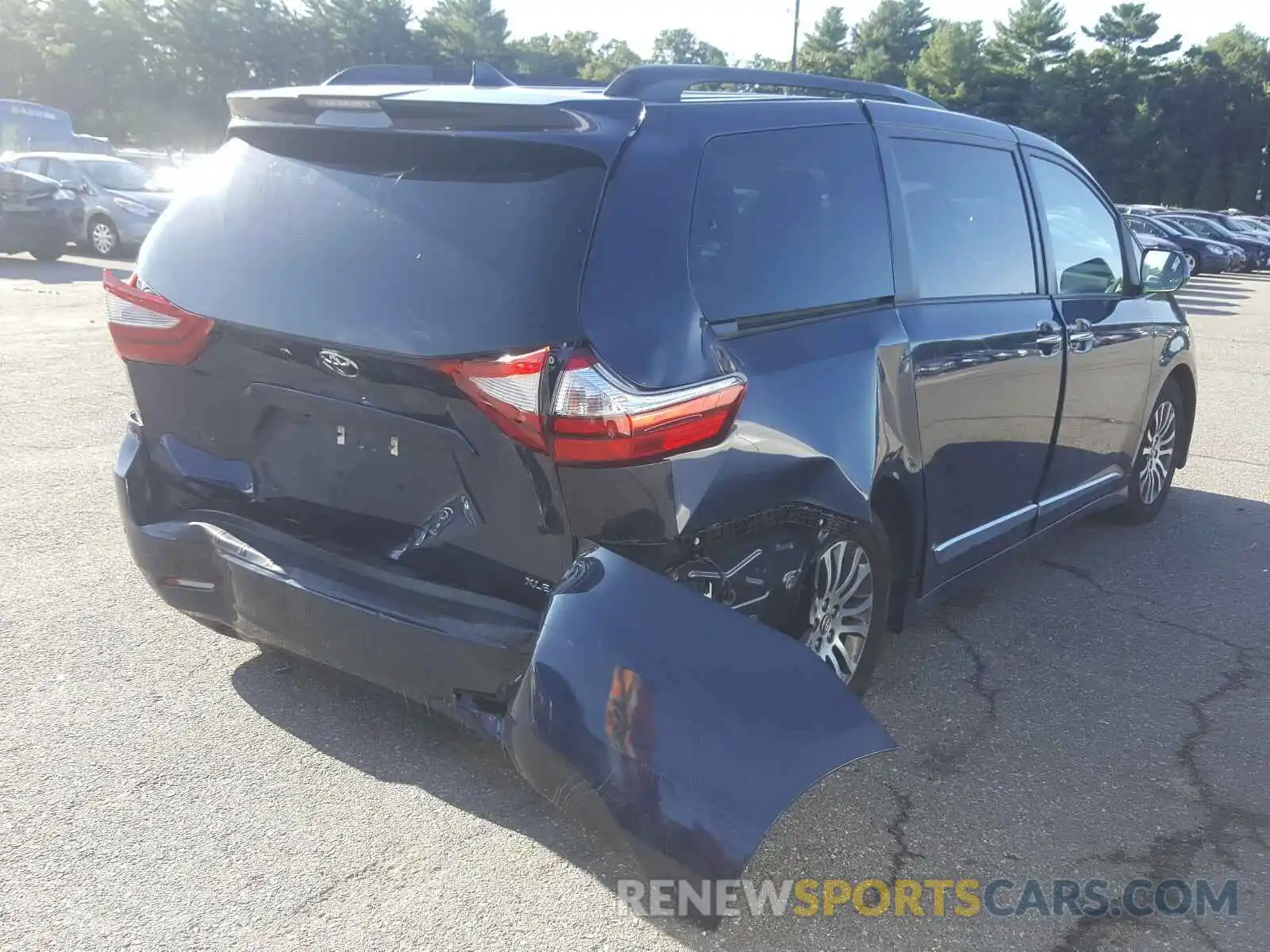 4 Photograph of a damaged car 5TDYZ3DC7KS975612 TOYOTA SIENNA 2019