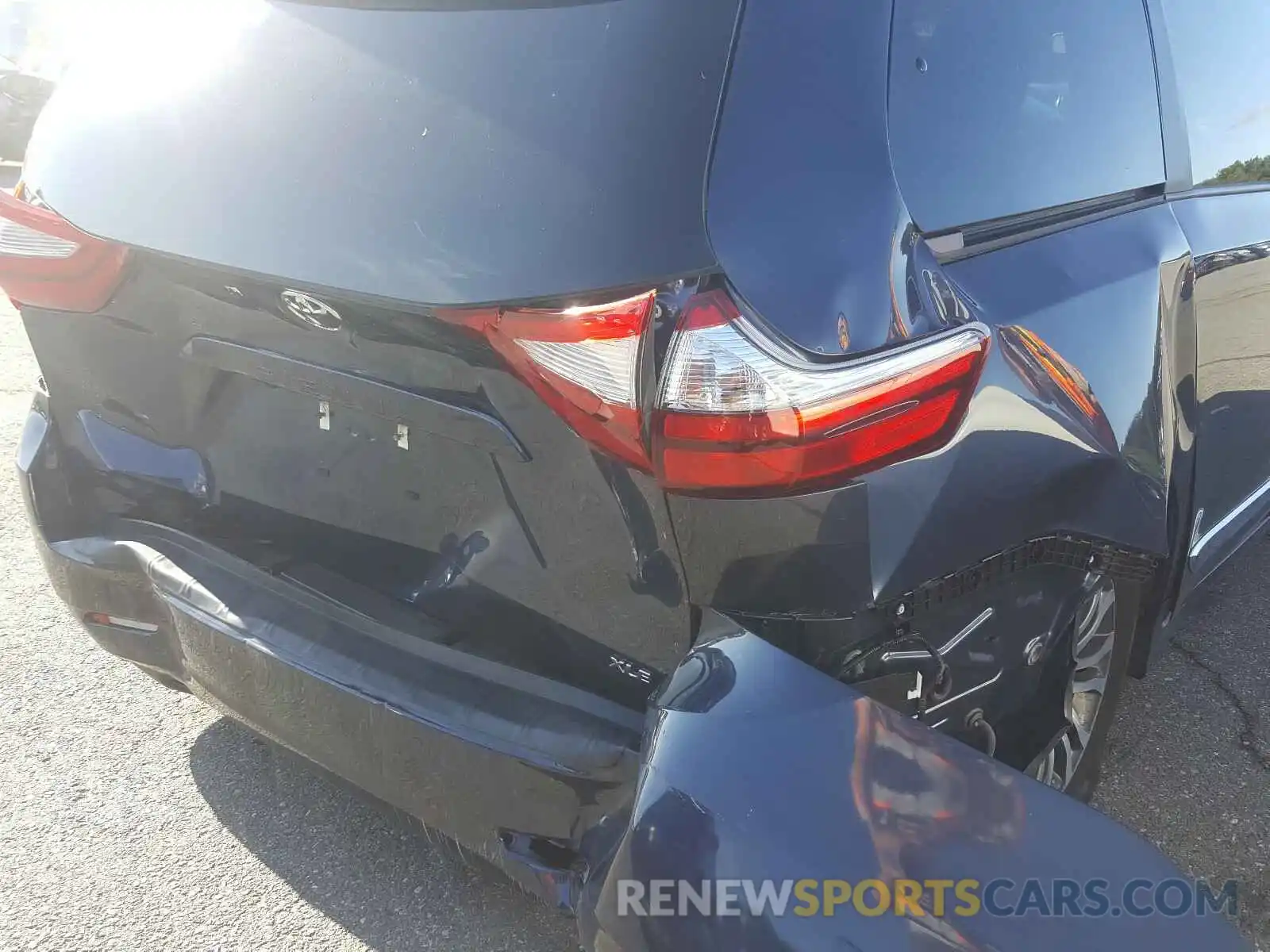 9 Photograph of a damaged car 5TDYZ3DC7KS975612 TOYOTA SIENNA 2019