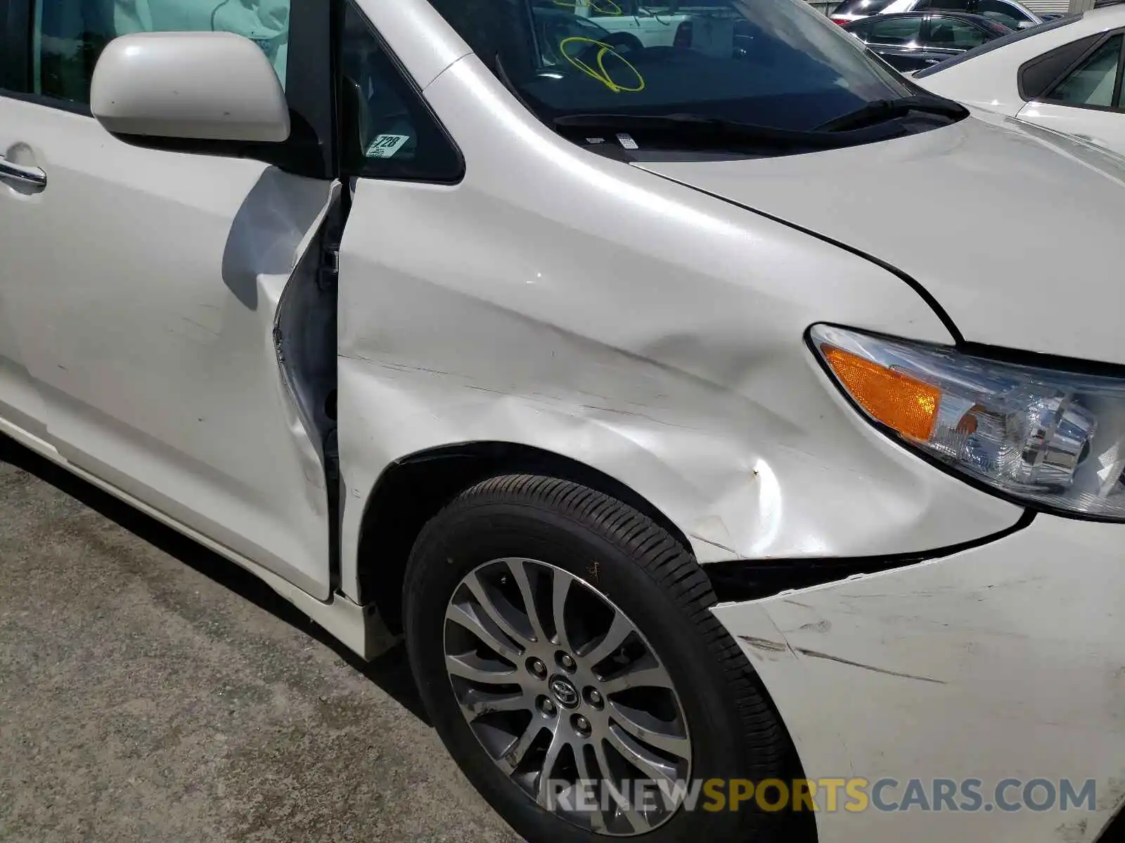 9 Photograph of a damaged car 5TDYZ3DC7KS975772 TOYOTA SIENNA 2019