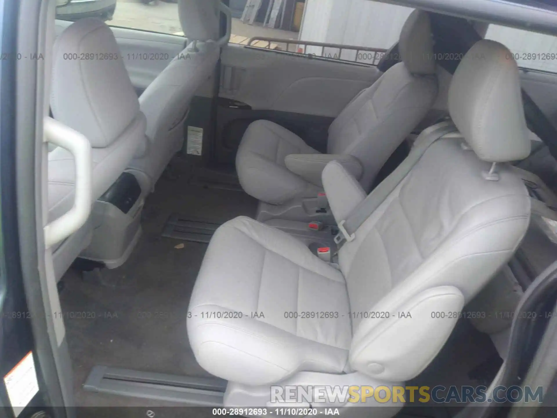 8 Photograph of a damaged car 5TDYZ3DC7KS977697 TOYOTA SIENNA 2019