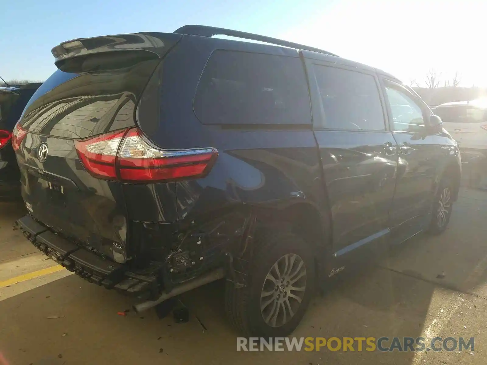 4 Photograph of a damaged car 5TDYZ3DC7KS977960 TOYOTA SIENNA 2019