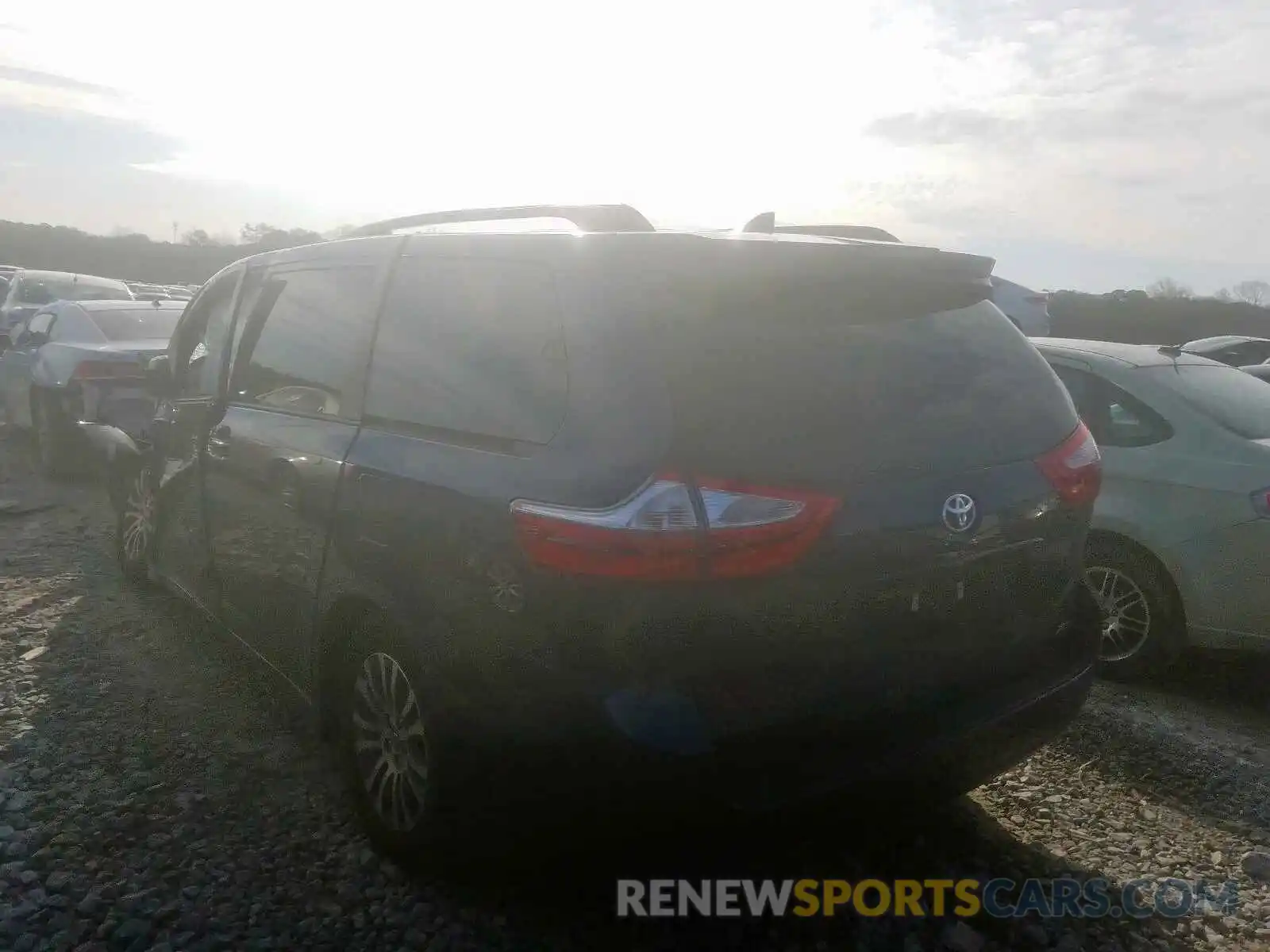 3 Photograph of a damaged car 5TDYZ3DC7KS978624 TOYOTA SIENNA 2019