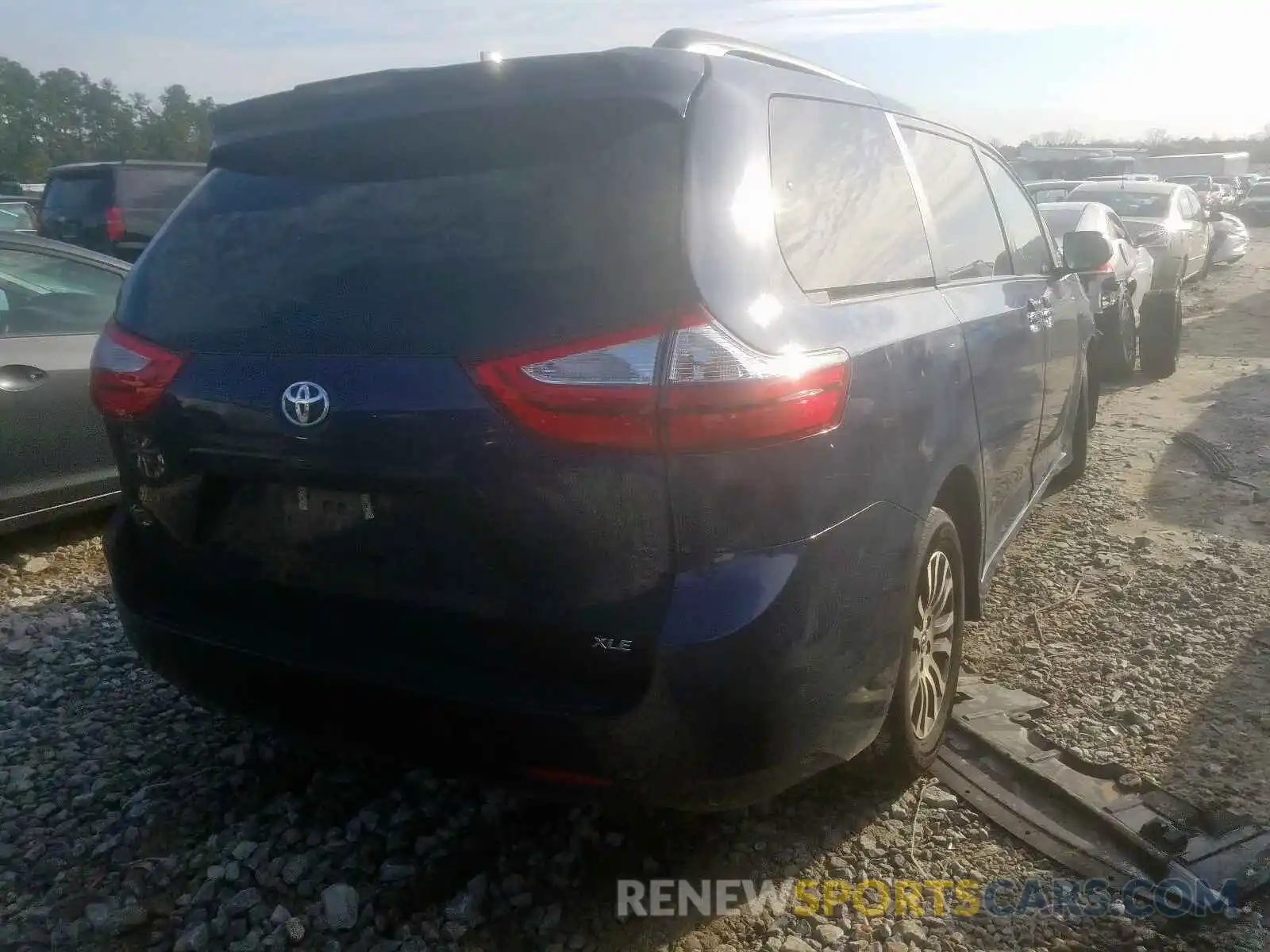 4 Photograph of a damaged car 5TDYZ3DC7KS978624 TOYOTA SIENNA 2019