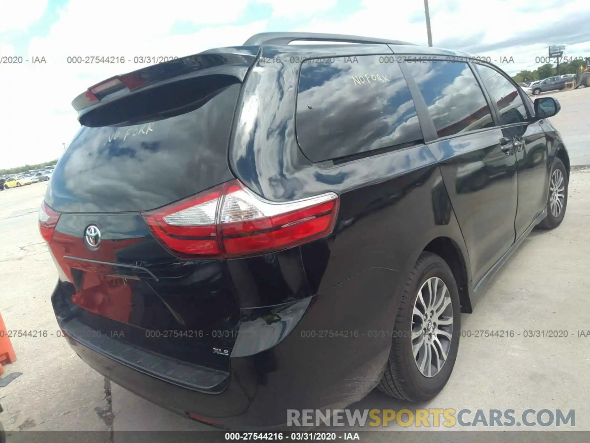 4 Photograph of a damaged car 5TDYZ3DC7KS978722 TOYOTA SIENNA 2019