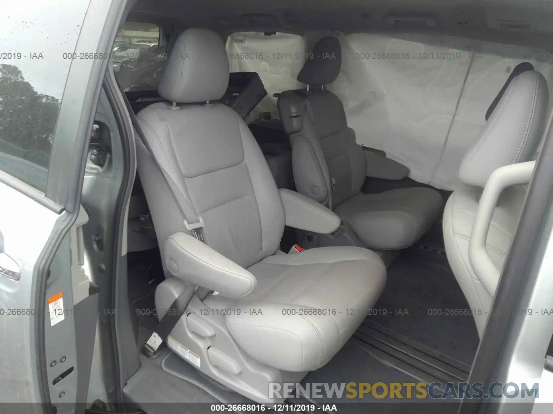 8 Photograph of a damaged car 5TDYZ3DC7KS982074 TOYOTA SIENNA 2019