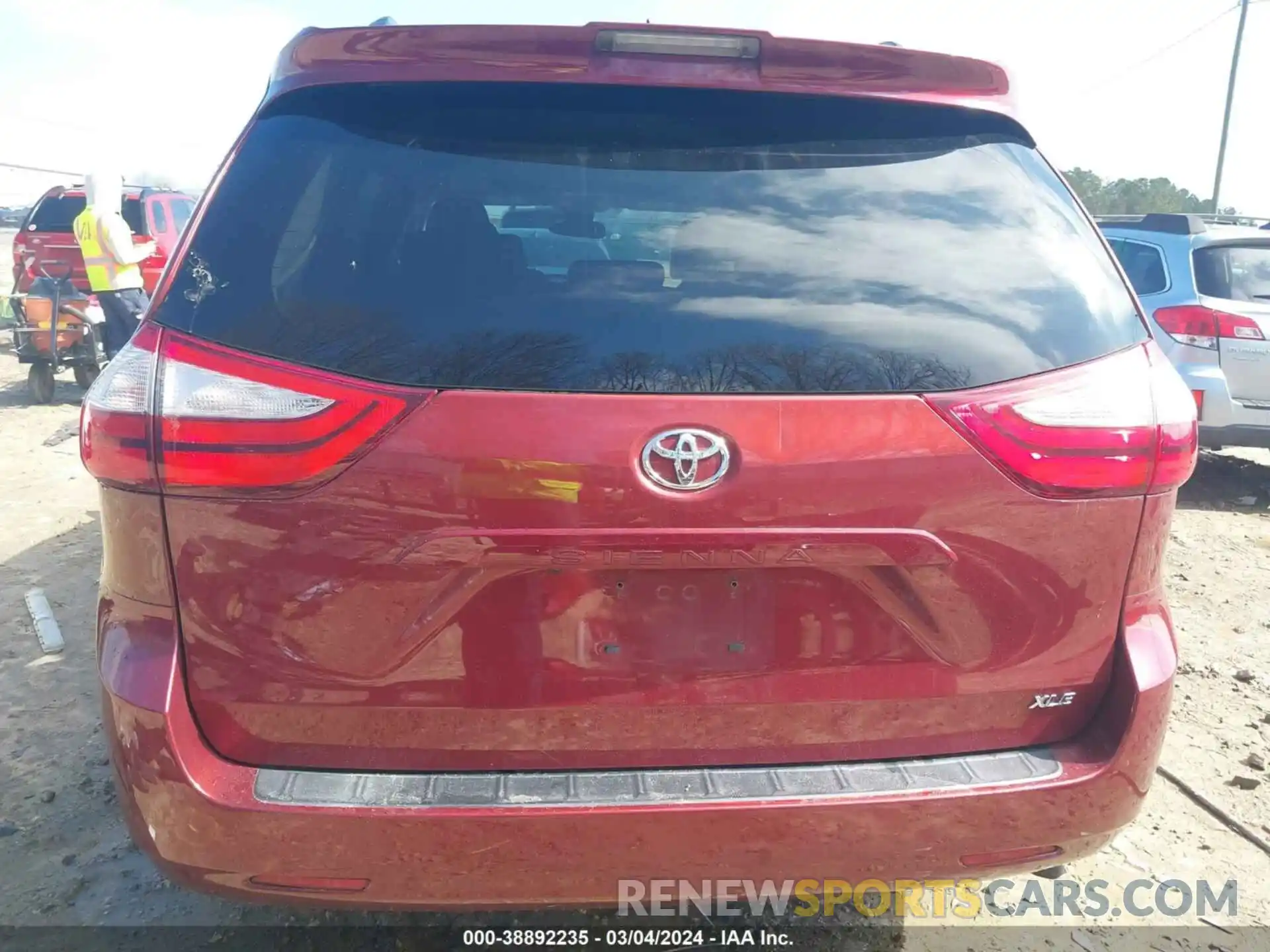 17 Photograph of a damaged car 5TDYZ3DC7KS983287 TOYOTA SIENNA 2019