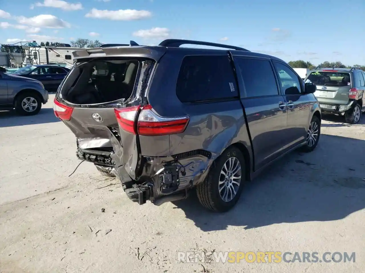 4 Photograph of a damaged car 5TDYZ3DC7KS988893 TOYOTA SIENNA 2019