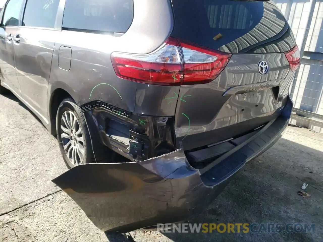 9 Photograph of a damaged car 5TDYZ3DC7KS991258 TOYOTA SIENNA 2019