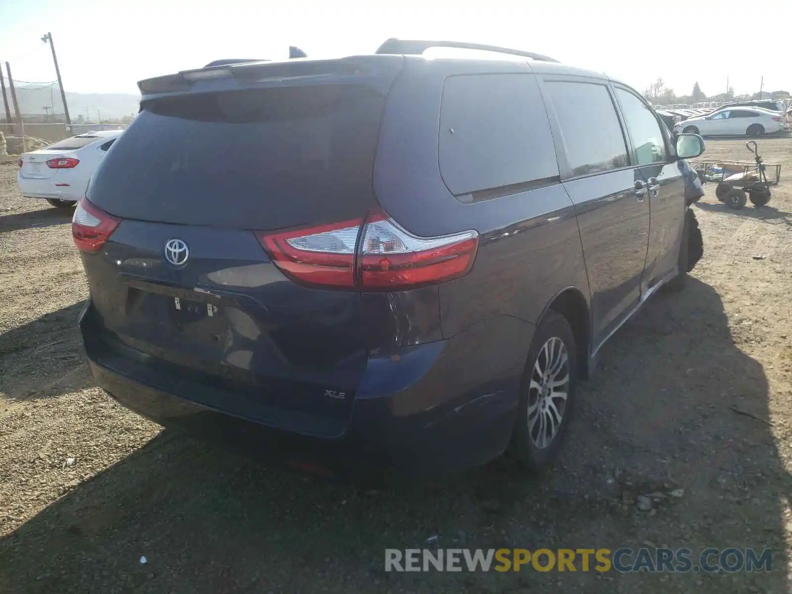 4 Photograph of a damaged car 5TDYZ3DC7KS992135 TOYOTA SIENNA 2019