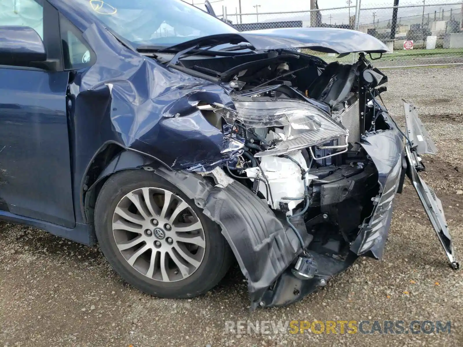 9 Photograph of a damaged car 5TDYZ3DC7KS992135 TOYOTA SIENNA 2019