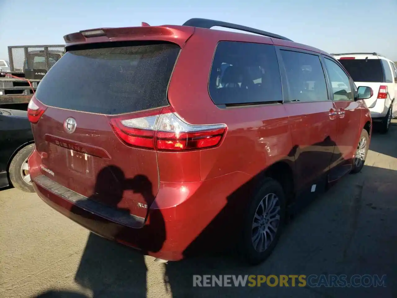 4 Photograph of a damaged car 5TDYZ3DC7KS993169 TOYOTA SIENNA 2019