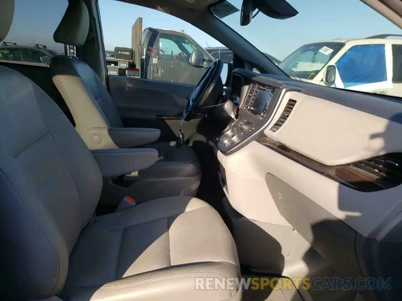 5 Photograph of a damaged car 5TDYZ3DC7KS993169 TOYOTA SIENNA 2019