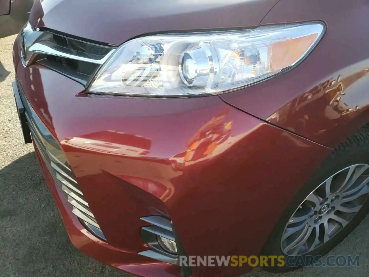 9 Photograph of a damaged car 5TDYZ3DC7KS993169 TOYOTA SIENNA 2019