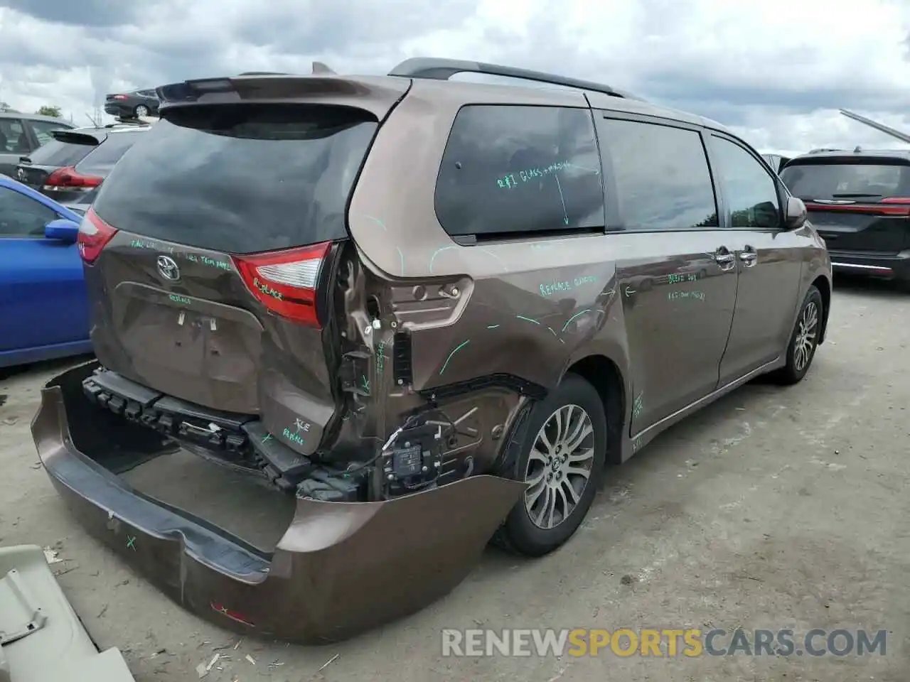 4 Photograph of a damaged car 5TDYZ3DC7KS997898 TOYOTA SIENNA 2019