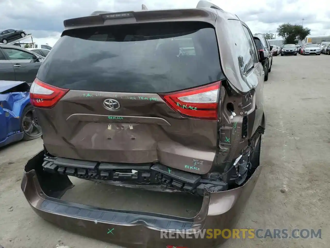 9 Photograph of a damaged car 5TDYZ3DC7KS997898 TOYOTA SIENNA 2019