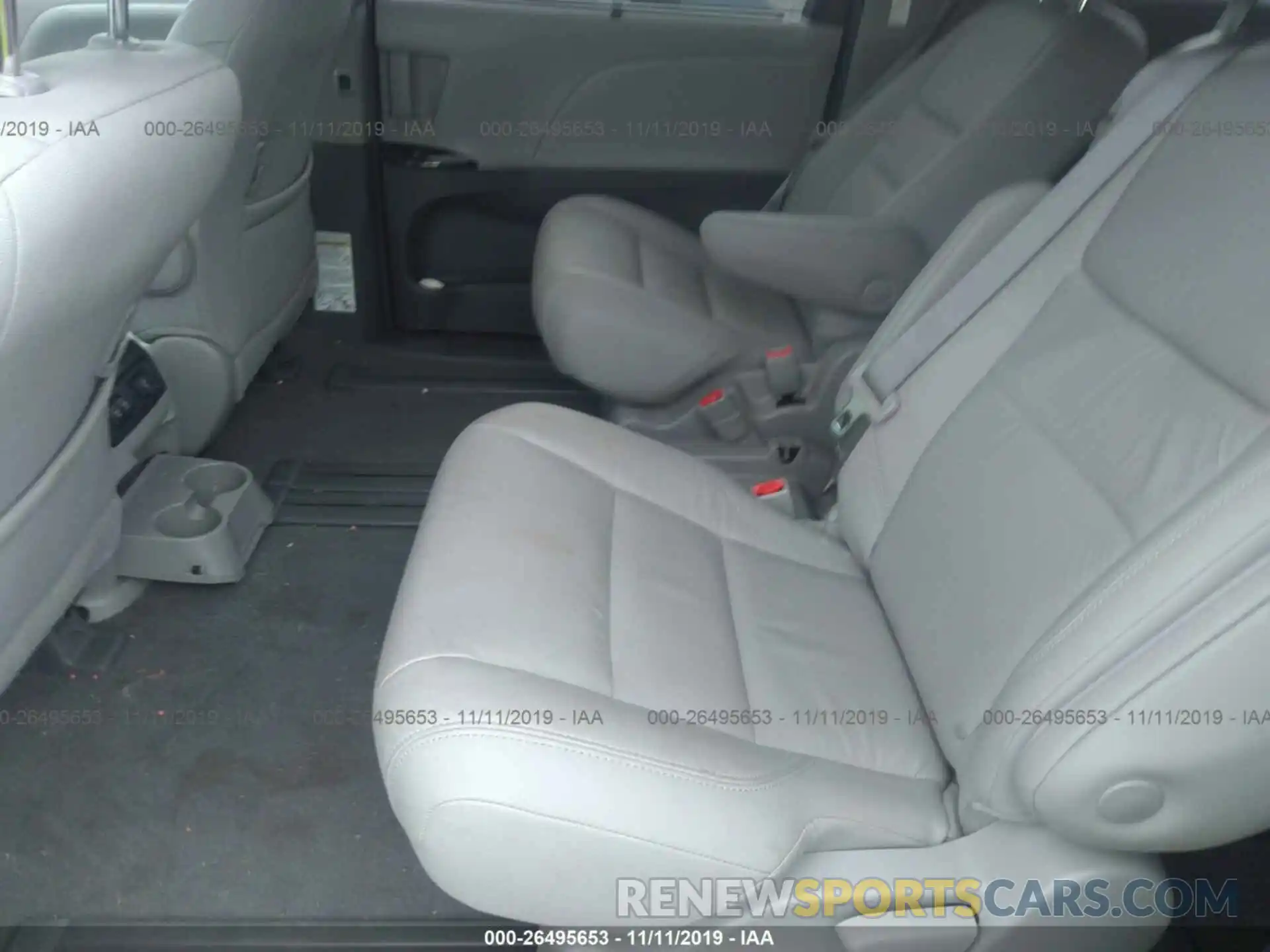 8 Photograph of a damaged car 5TDYZ3DC8KS008264 TOYOTA SIENNA 2019