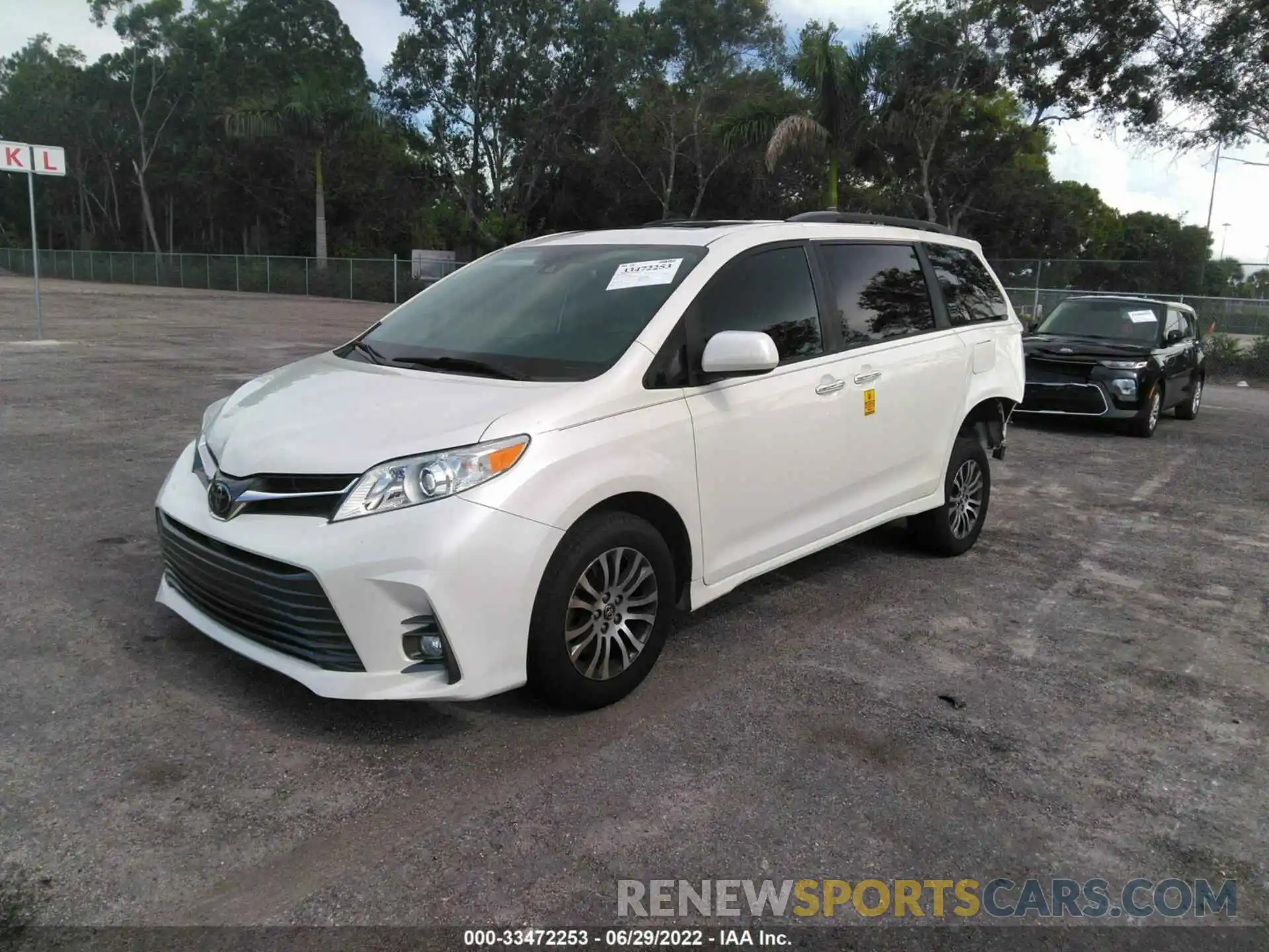 2 Photograph of a damaged car 5TDYZ3DC8KS008491 TOYOTA SIENNA 2019