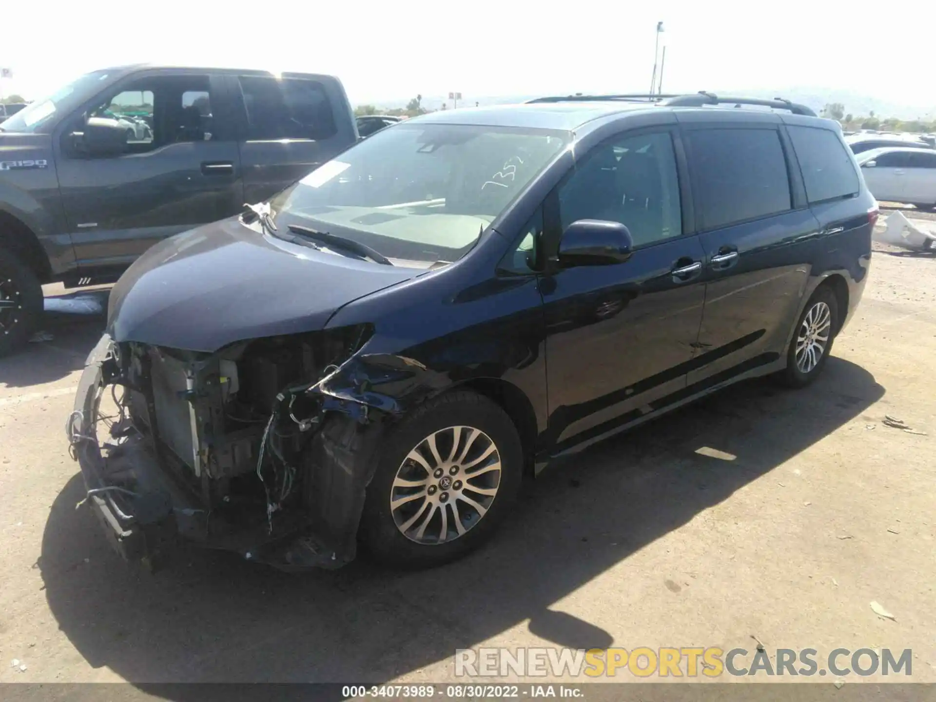 2 Photograph of a damaged car 5TDYZ3DC8KS010256 TOYOTA SIENNA 2019