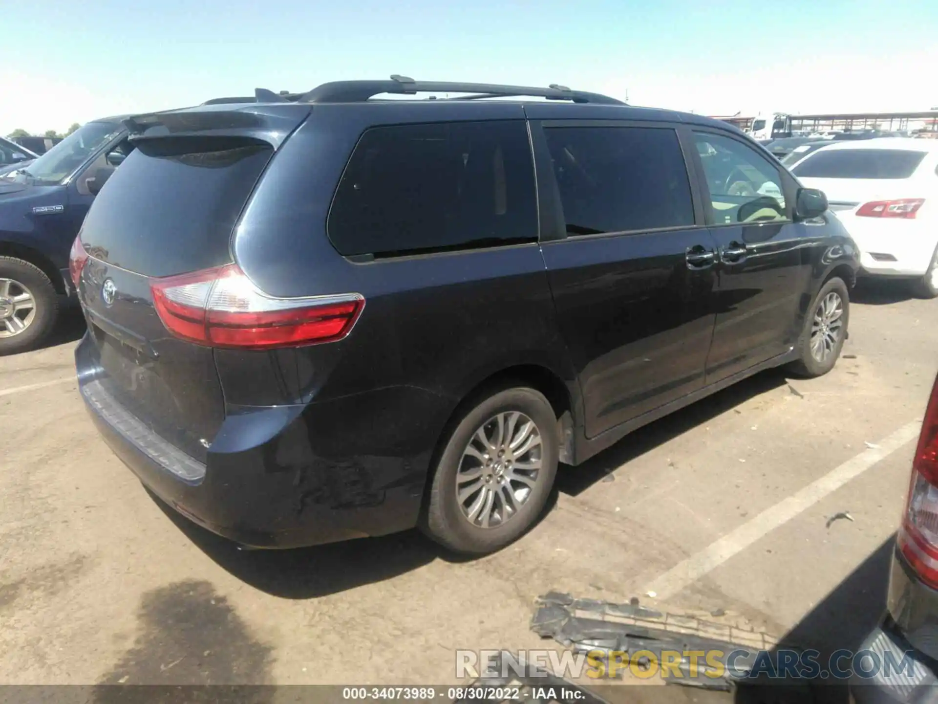 4 Photograph of a damaged car 5TDYZ3DC8KS010256 TOYOTA SIENNA 2019