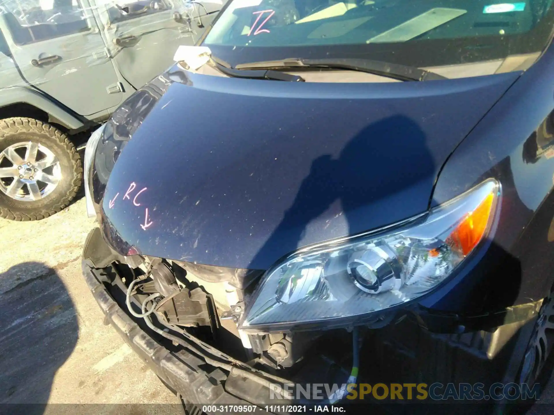 10 Photograph of a damaged car 5TDYZ3DC8KS013190 TOYOTA SIENNA 2019