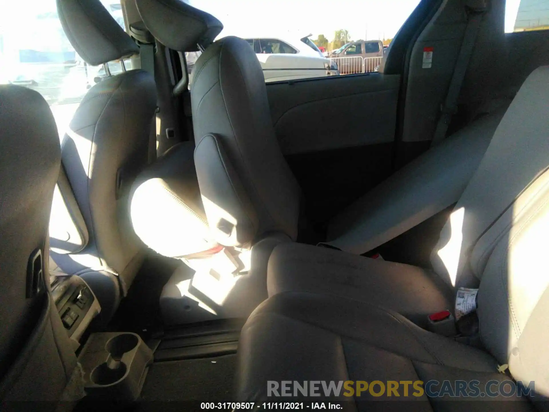 8 Photograph of a damaged car 5TDYZ3DC8KS013190 TOYOTA SIENNA 2019