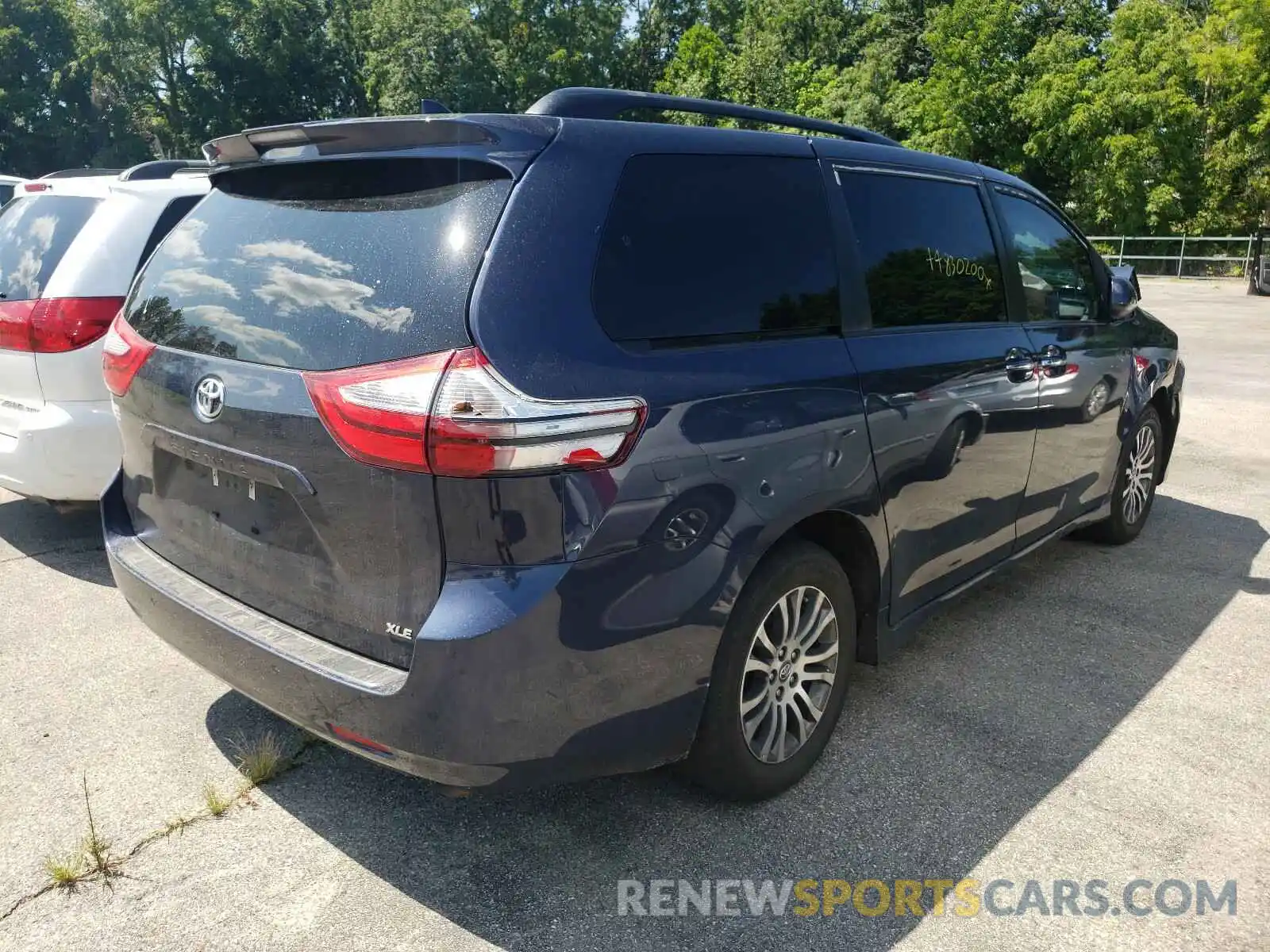 4 Photograph of a damaged car 5TDYZ3DC8KS014324 TOYOTA SIENNA 2019