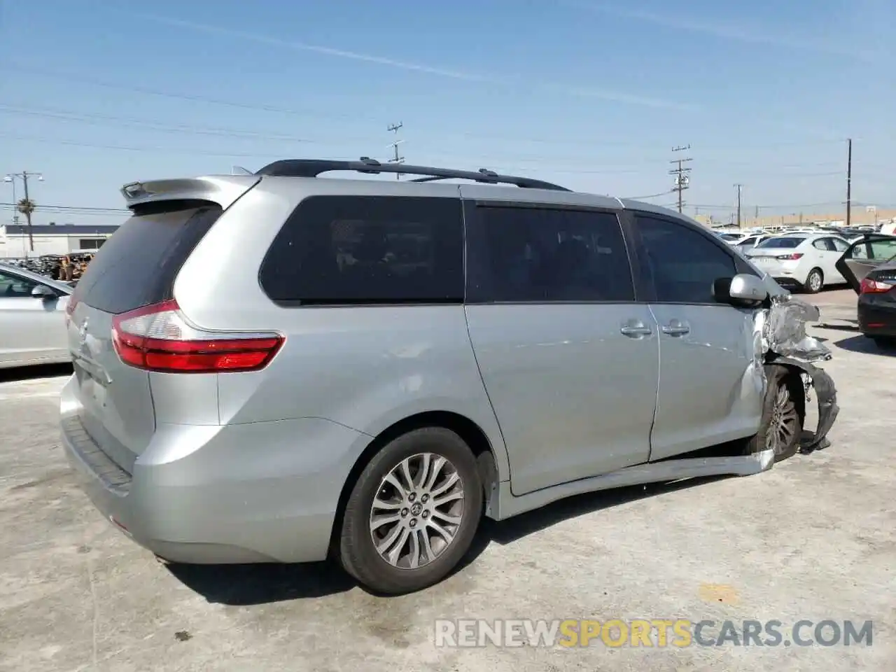 4 Photograph of a damaged car 5TDYZ3DC8KS014761 TOYOTA SIENNA 2019