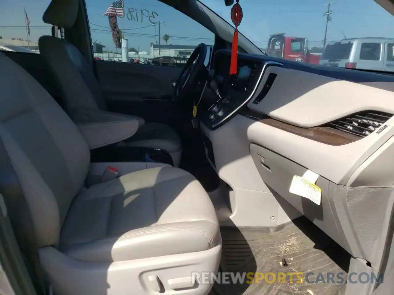 5 Photograph of a damaged car 5TDYZ3DC8KS014761 TOYOTA SIENNA 2019