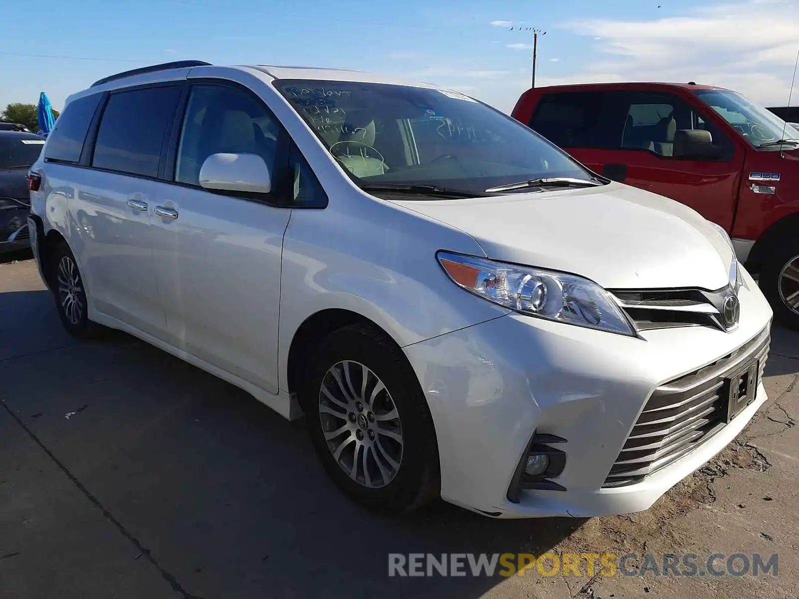 1 Photograph of a damaged car 5TDYZ3DC8KS014839 TOYOTA SIENNA 2019