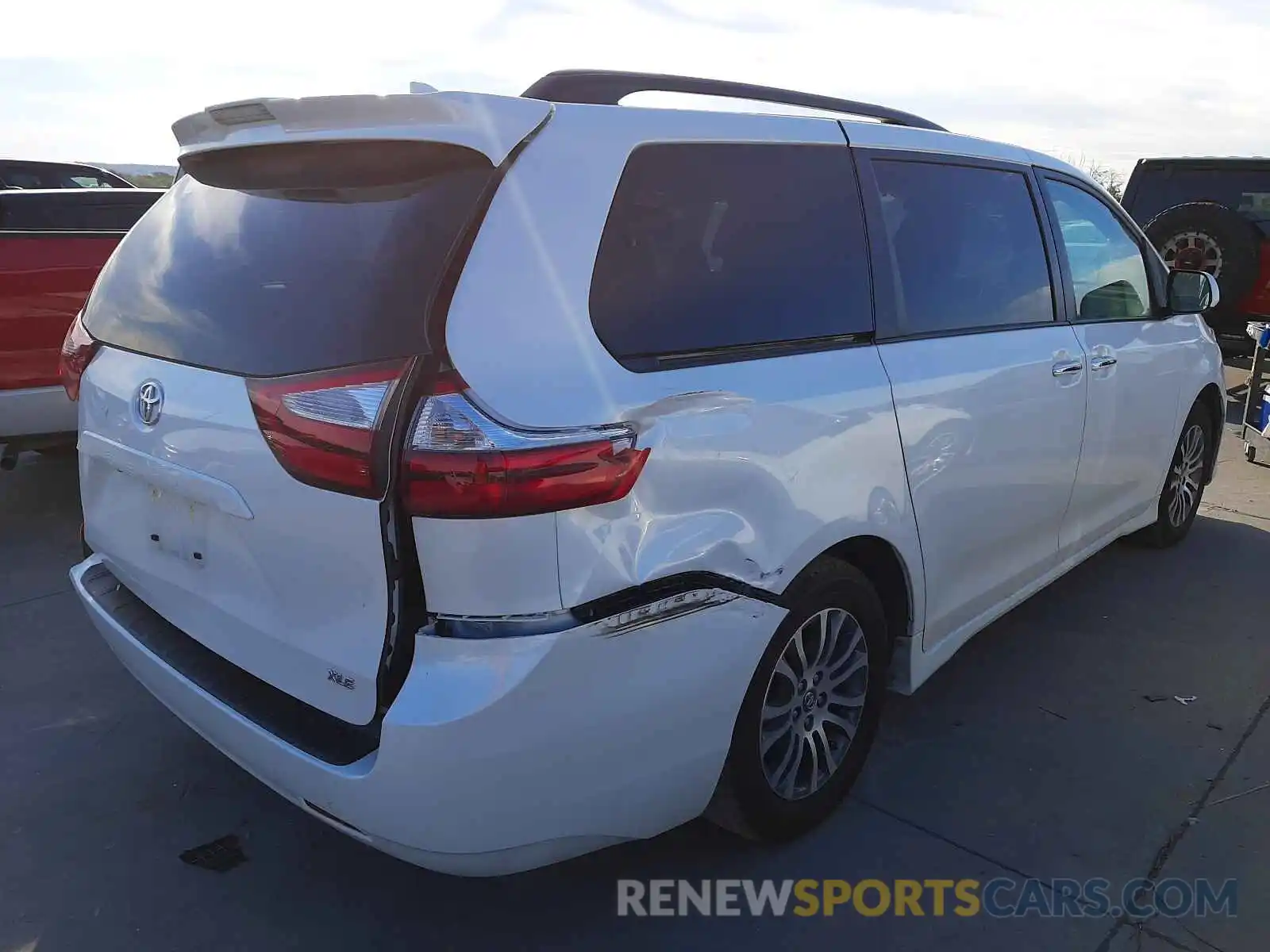 4 Photograph of a damaged car 5TDYZ3DC8KS014839 TOYOTA SIENNA 2019