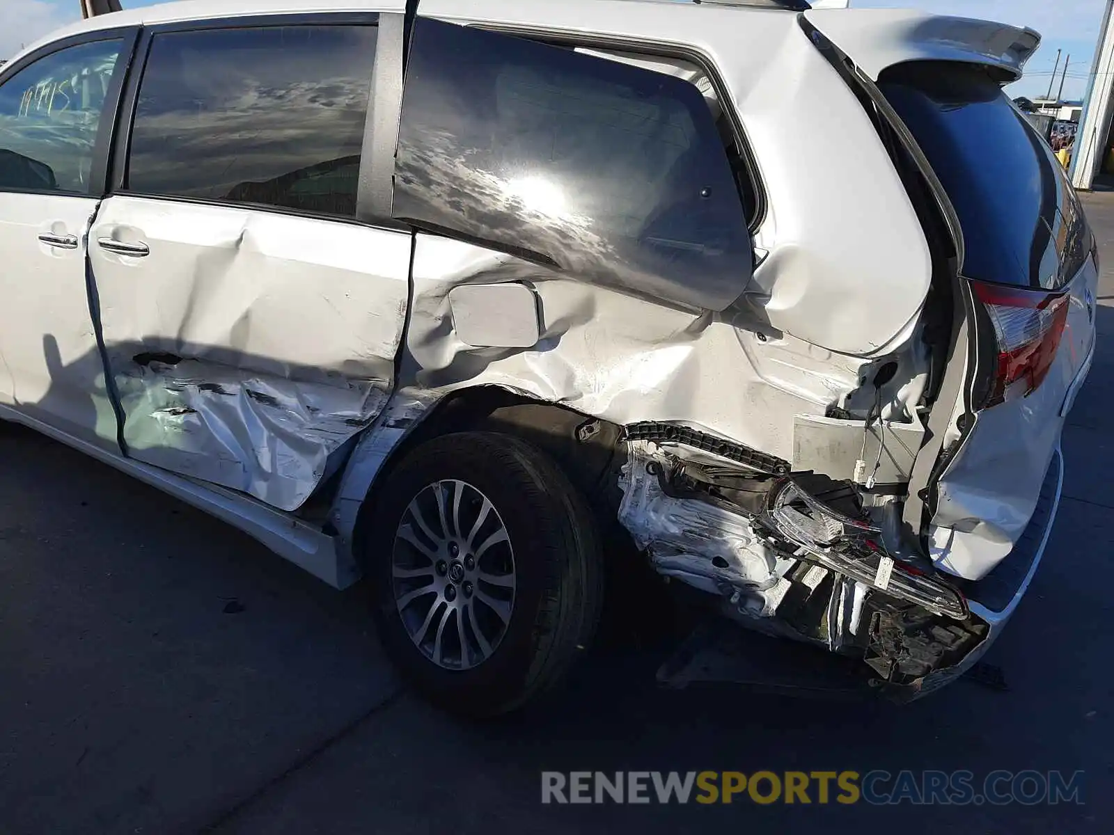 9 Photograph of a damaged car 5TDYZ3DC8KS014839 TOYOTA SIENNA 2019