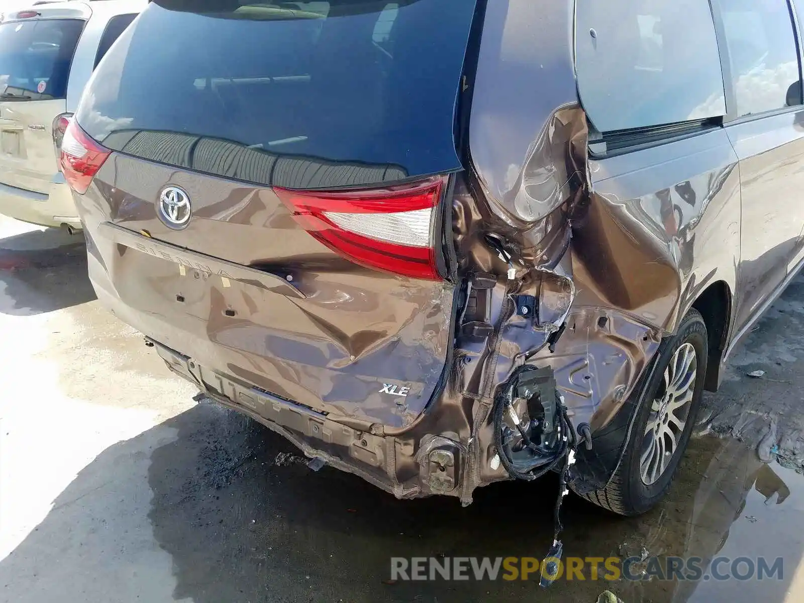 9 Photograph of a damaged car 5TDYZ3DC8KS017188 TOYOTA SIENNA 2019