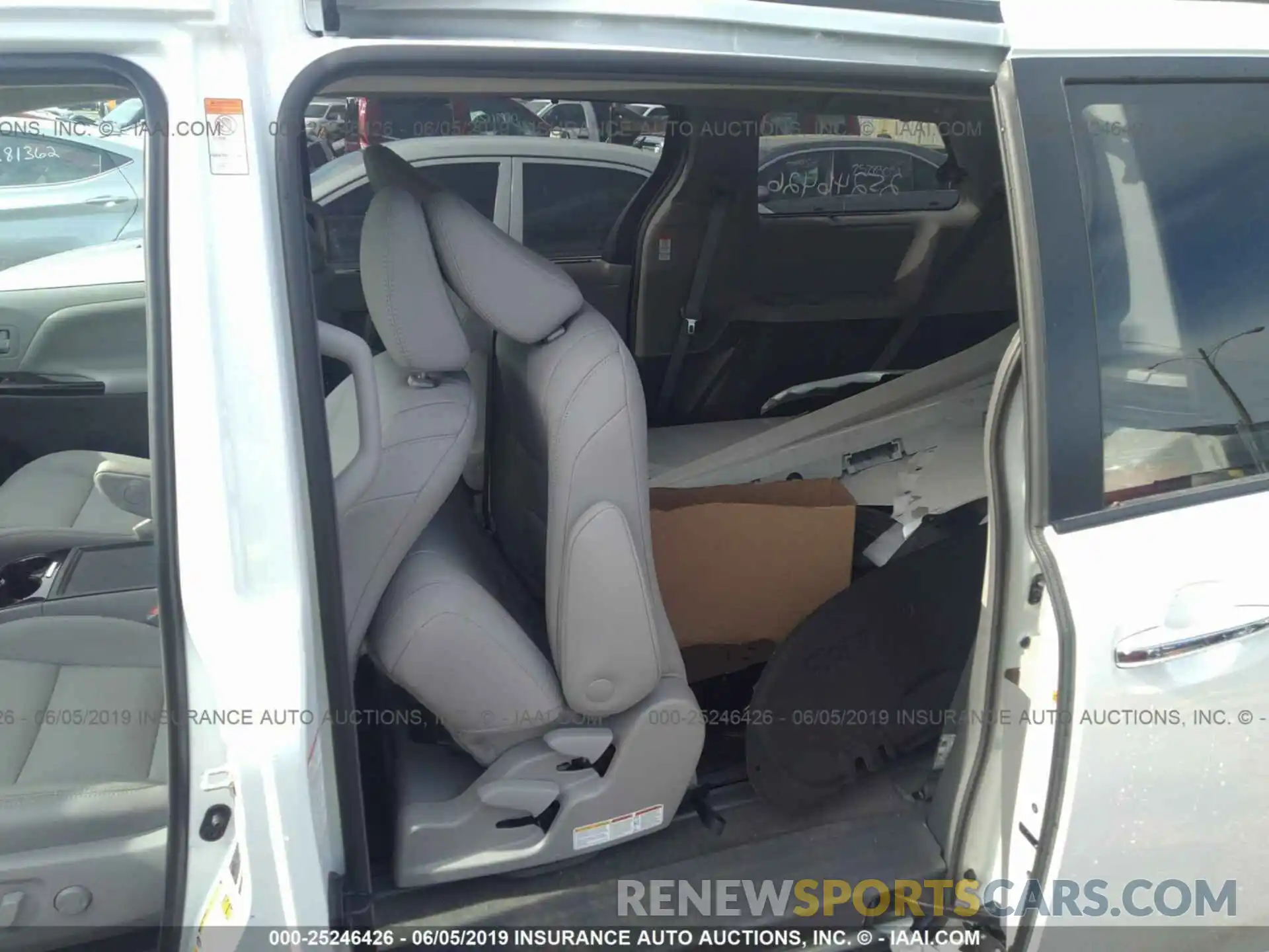 8 Photograph of a damaged car 5TDYZ3DC8KS967972 TOYOTA SIENNA 2019