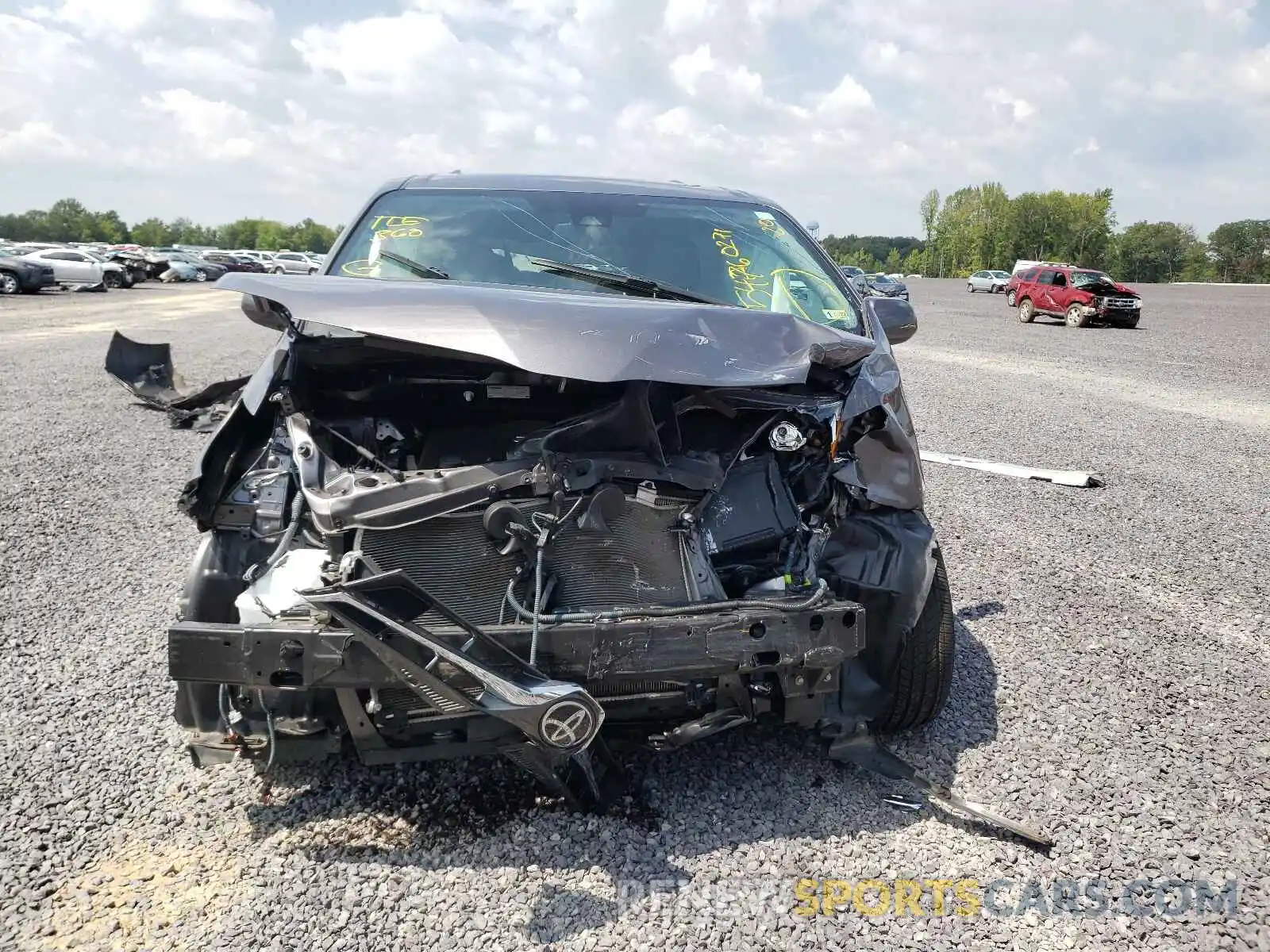 9 Photograph of a damaged car 5TDYZ3DC8KS974663 TOYOTA SIENNA 2019