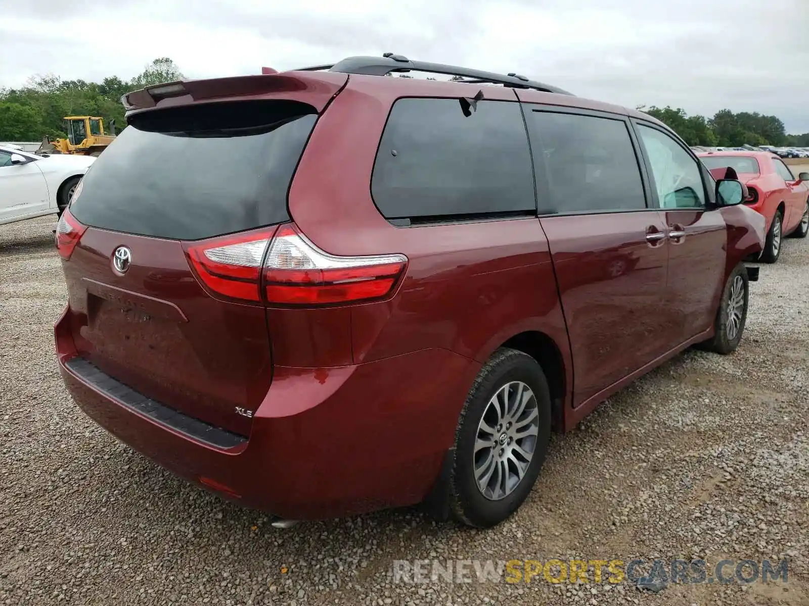 4 Photograph of a damaged car 5TDYZ3DC8KS977126 TOYOTA SIENNA 2019