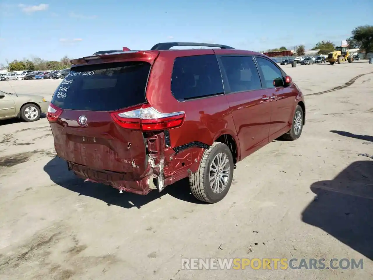 4 Photograph of a damaged car 5TDYZ3DC8KS980883 TOYOTA SIENNA 2019