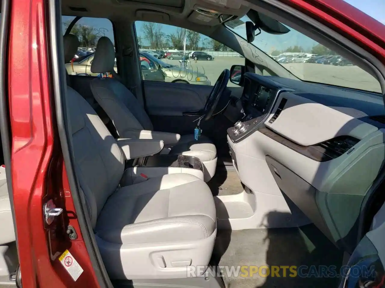 5 Photograph of a damaged car 5TDYZ3DC8KS980883 TOYOTA SIENNA 2019