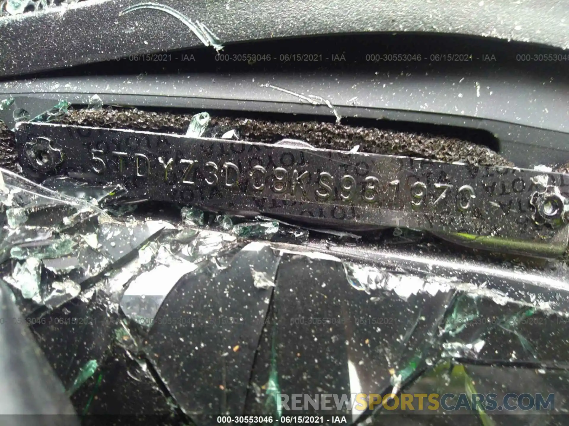 9 Photograph of a damaged car 5TDYZ3DC8KS981970 TOYOTA SIENNA 2019