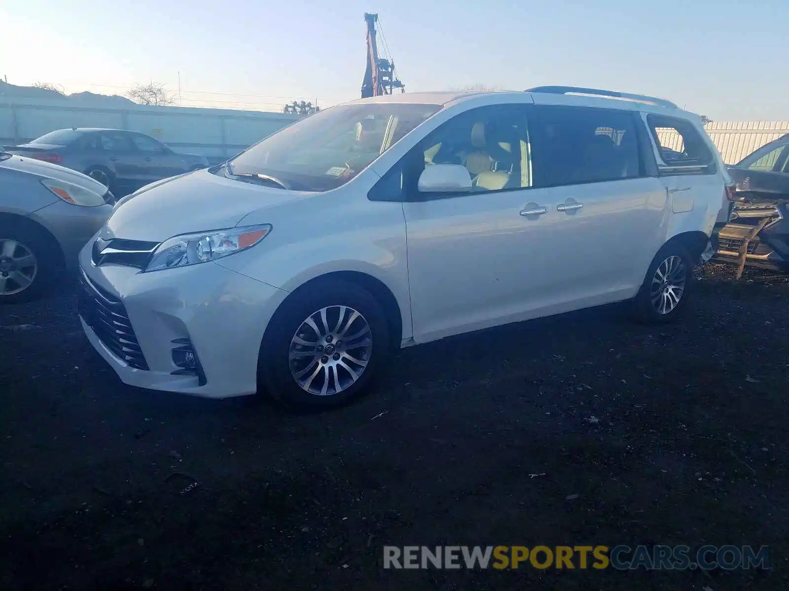 2 Photograph of a damaged car 5TDYZ3DC8KS985484 TOYOTA SIENNA 2019