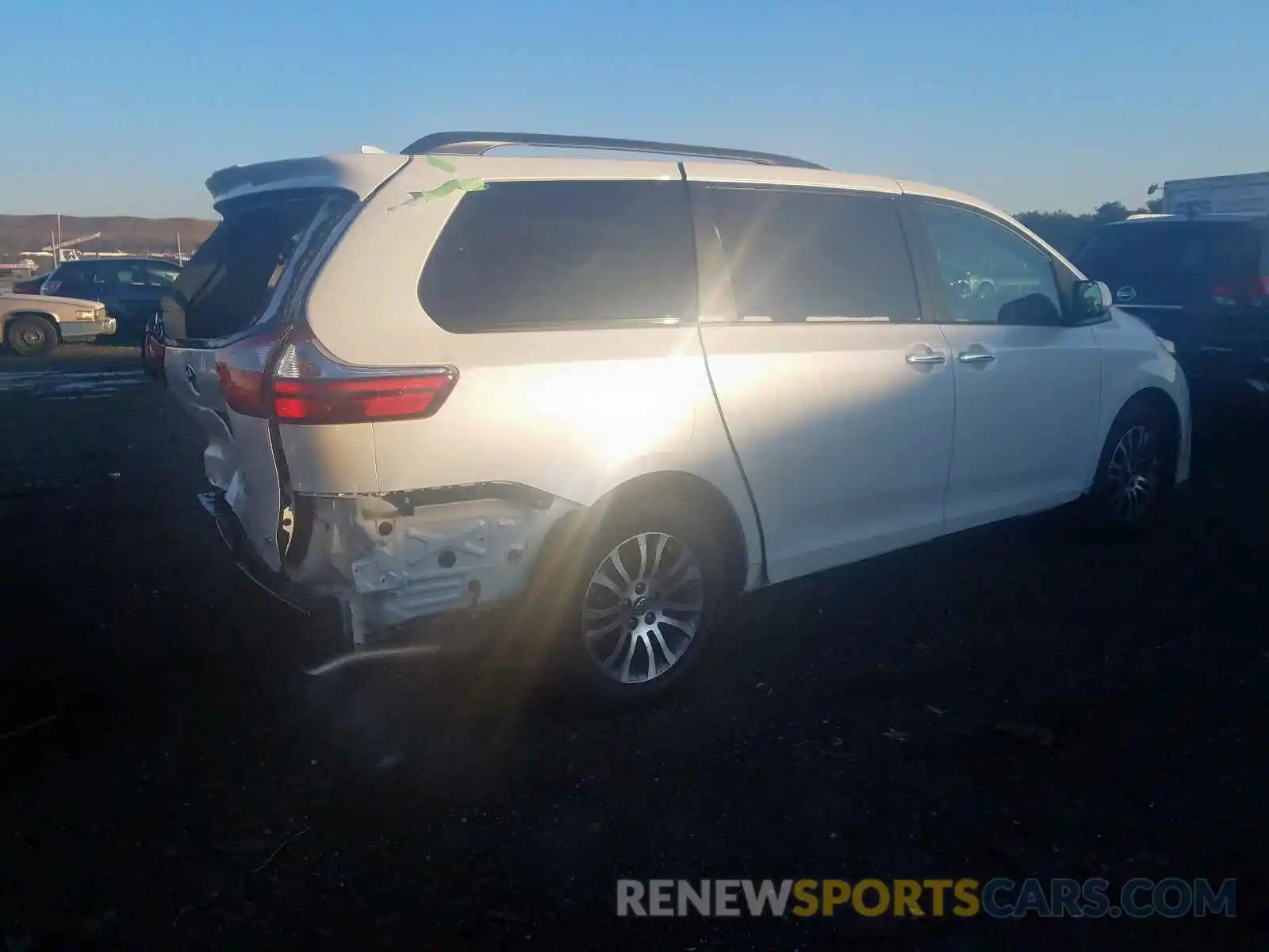 4 Photograph of a damaged car 5TDYZ3DC8KS985484 TOYOTA SIENNA 2019