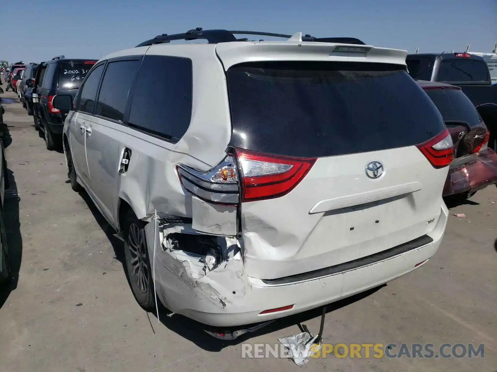 3 Photograph of a damaged car 5TDYZ3DC8KS985663 TOYOTA SIENNA 2019