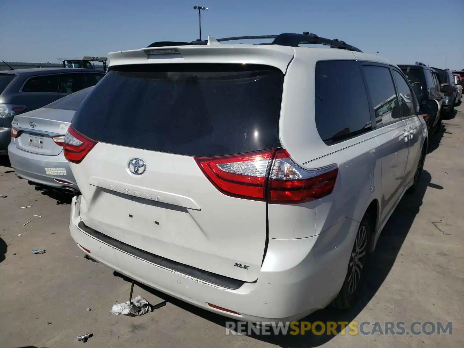 4 Photograph of a damaged car 5TDYZ3DC8KS985663 TOYOTA SIENNA 2019