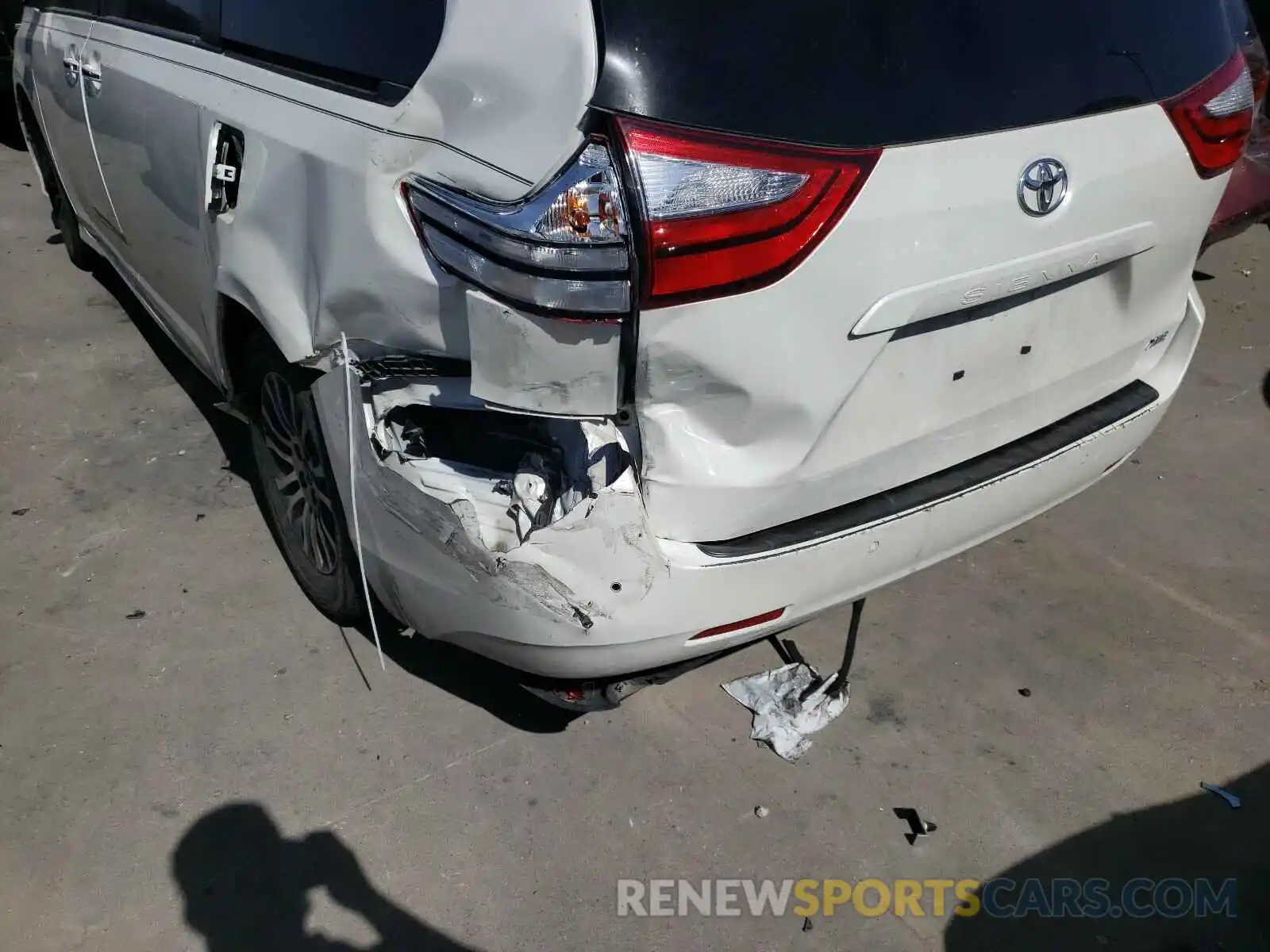 9 Photograph of a damaged car 5TDYZ3DC8KS985663 TOYOTA SIENNA 2019