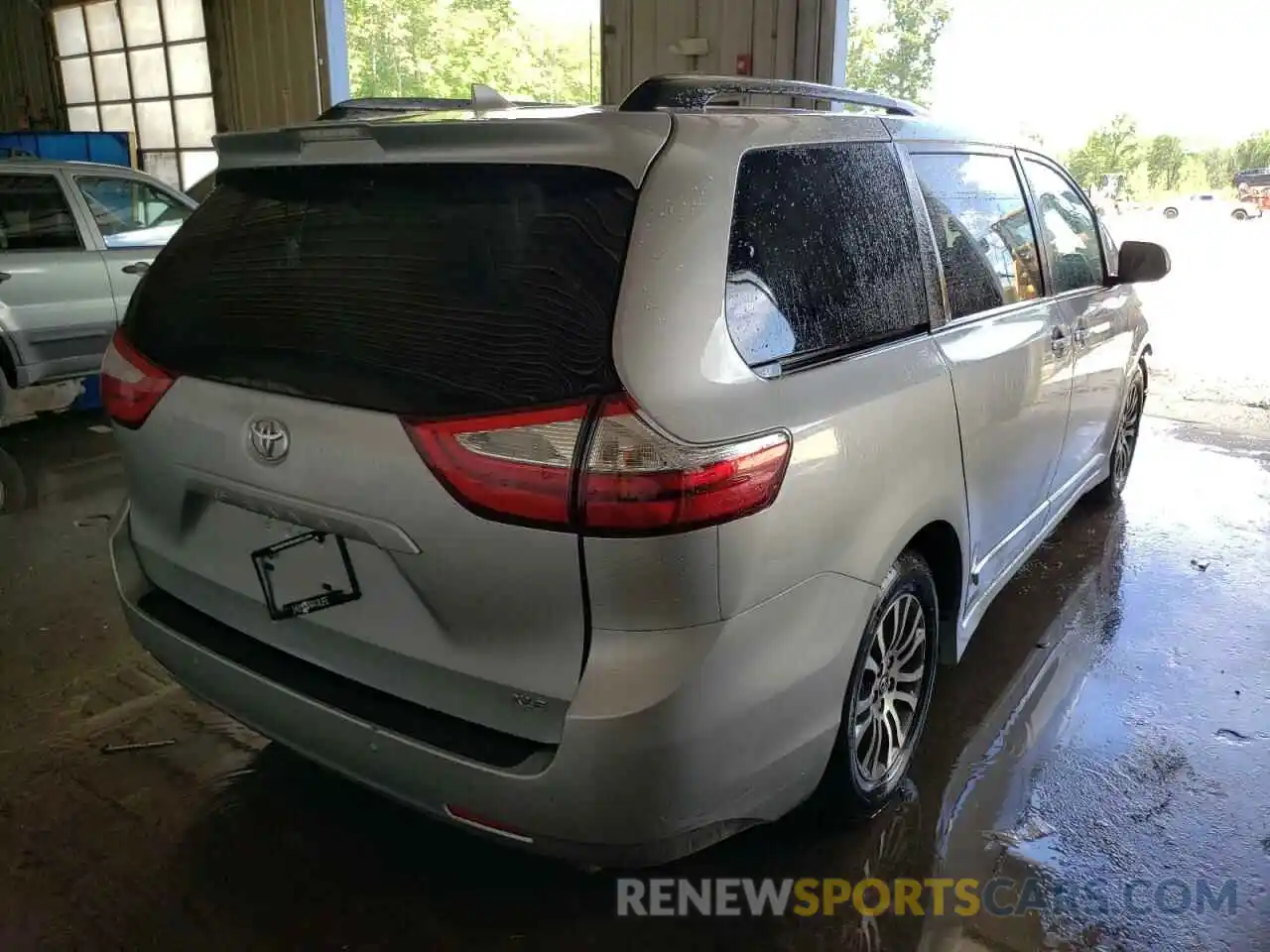 4 Photograph of a damaged car 5TDYZ3DC8KS987025 TOYOTA SIENNA 2019