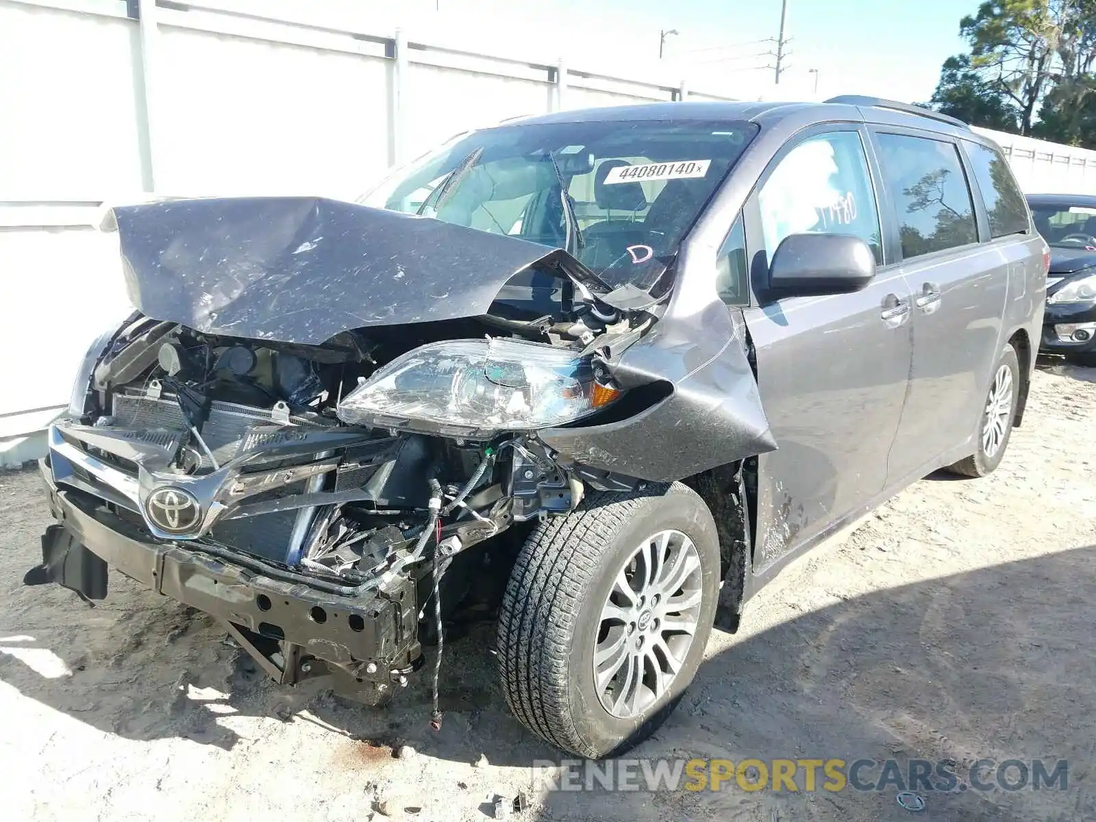 2 Photograph of a damaged car 5TDYZ3DC8KS989079 TOYOTA SIENNA 2019