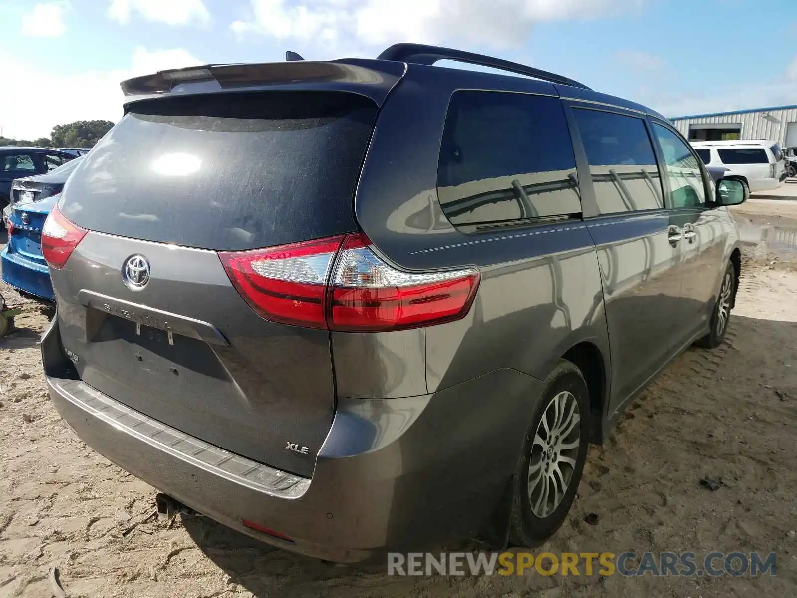 4 Photograph of a damaged car 5TDYZ3DC8KS989079 TOYOTA SIENNA 2019