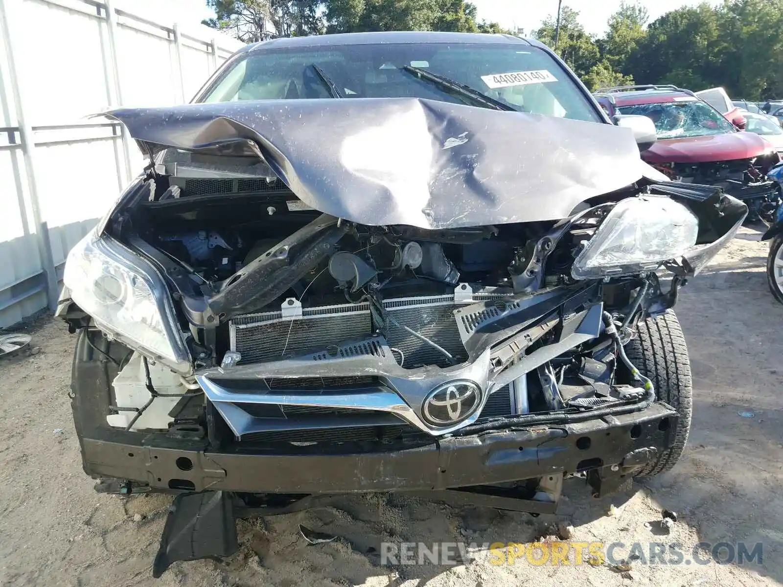 9 Photograph of a damaged car 5TDYZ3DC8KS989079 TOYOTA SIENNA 2019