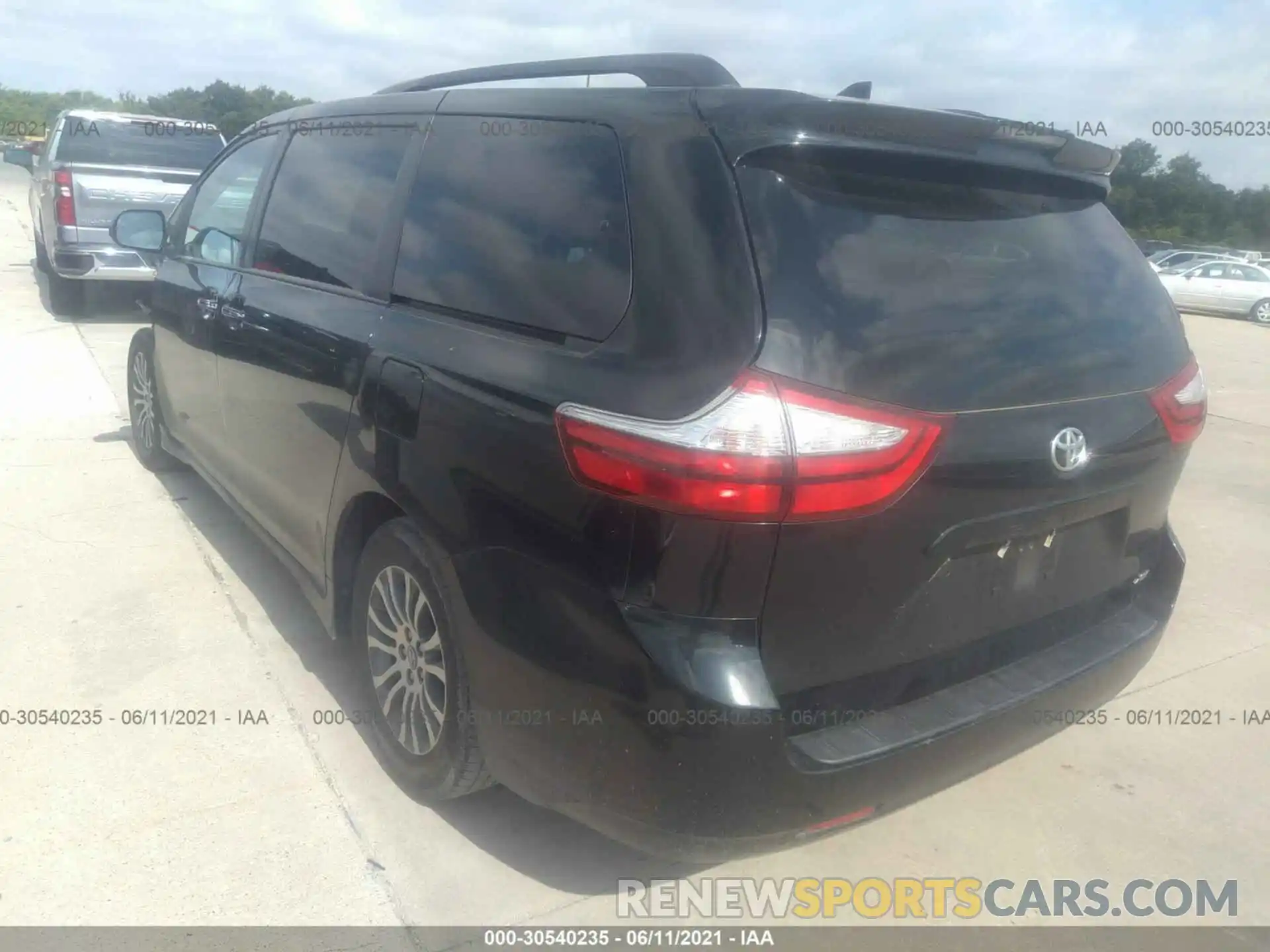 3 Photograph of a damaged car 5TDYZ3DC8KS989907 TOYOTA SIENNA 2019