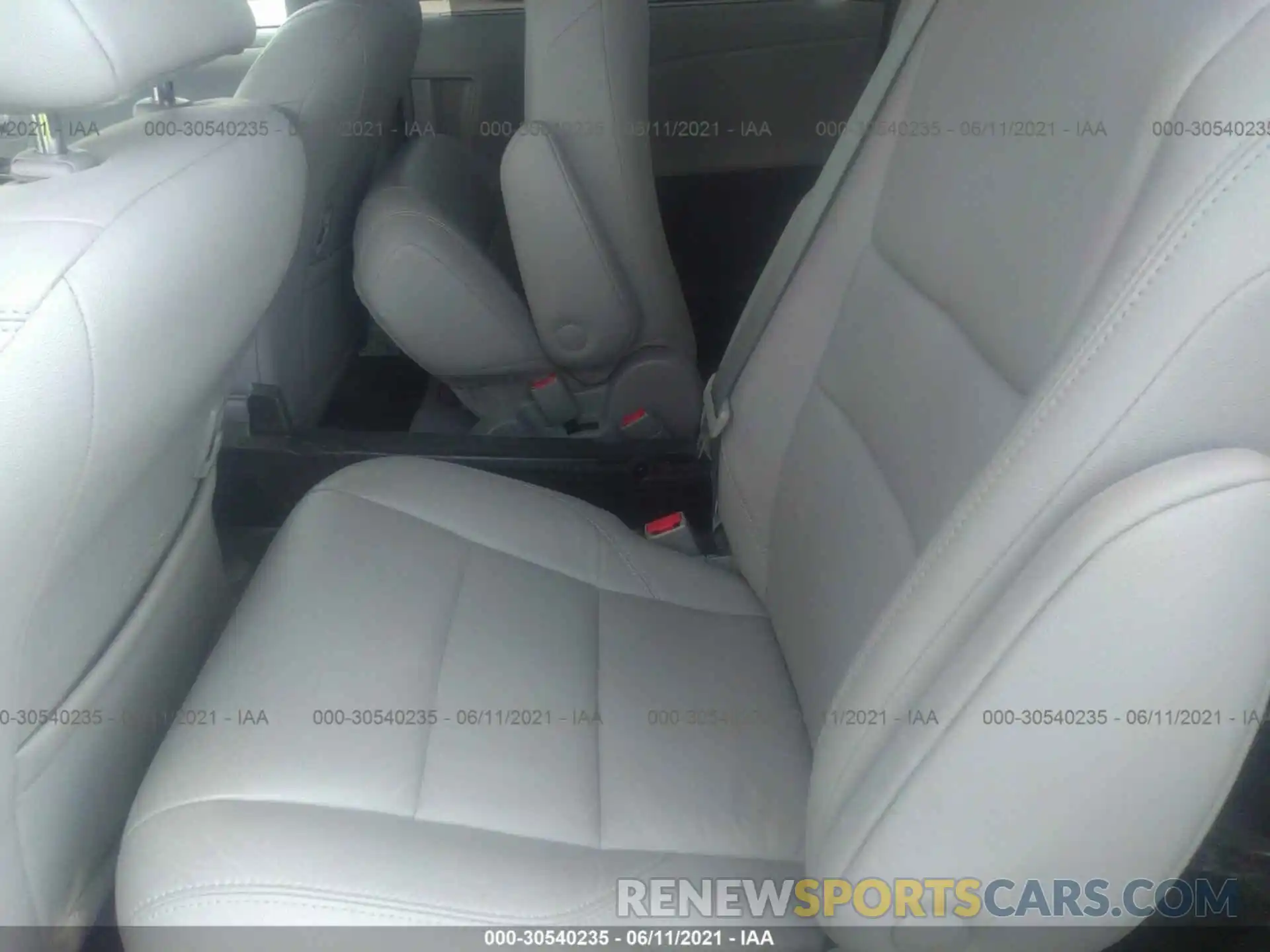 8 Photograph of a damaged car 5TDYZ3DC8KS989907 TOYOTA SIENNA 2019