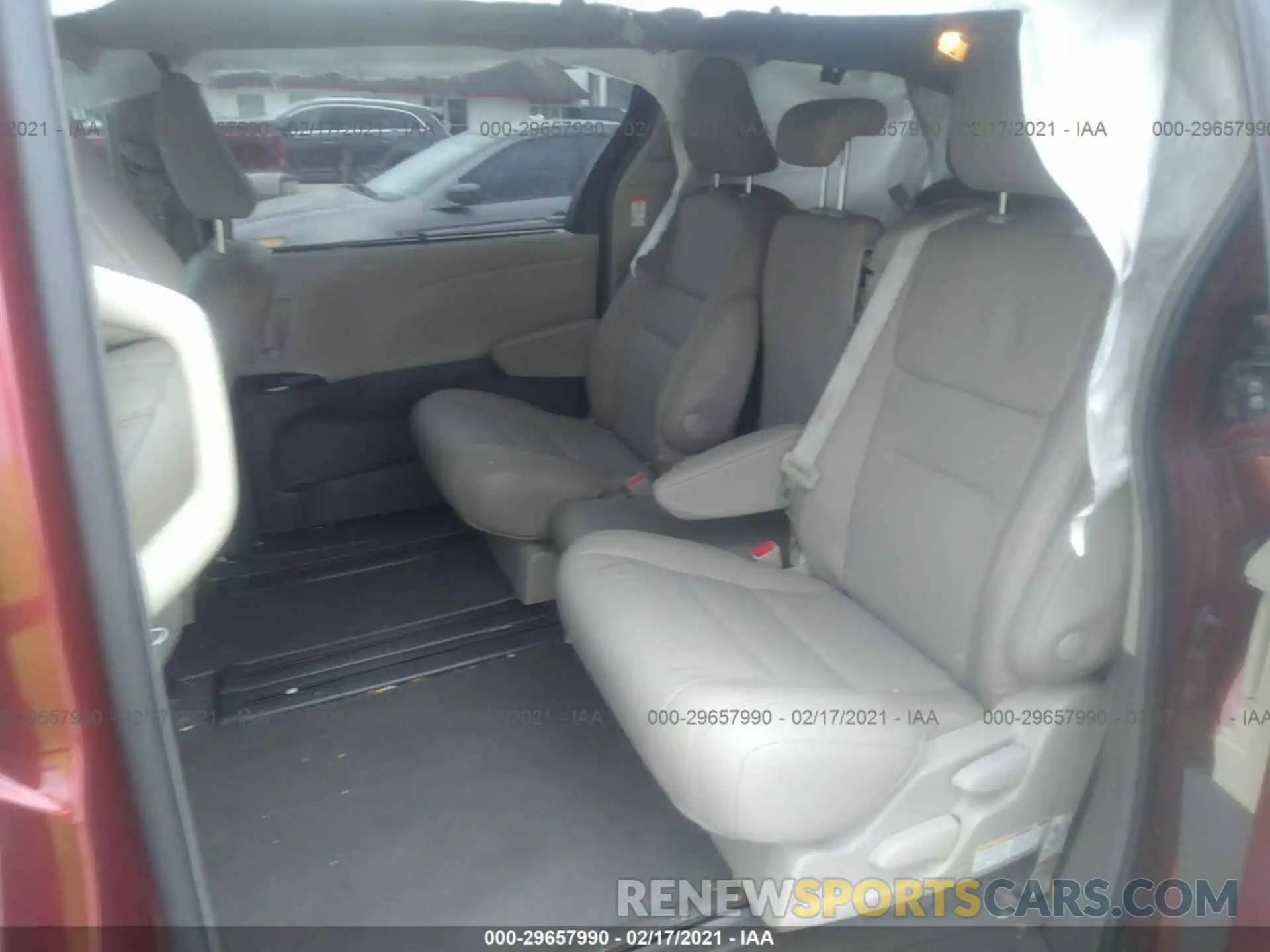 8 Photograph of a damaged car 5TDYZ3DC8KS996663 TOYOTA SIENNA 2019